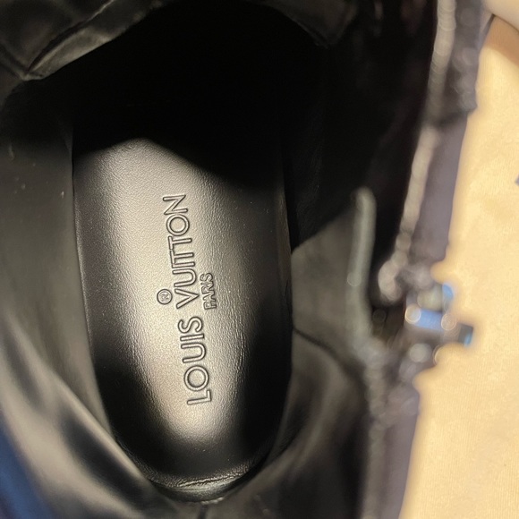 Authentic Louis Vuitton sneakers - Picture 9 of 14